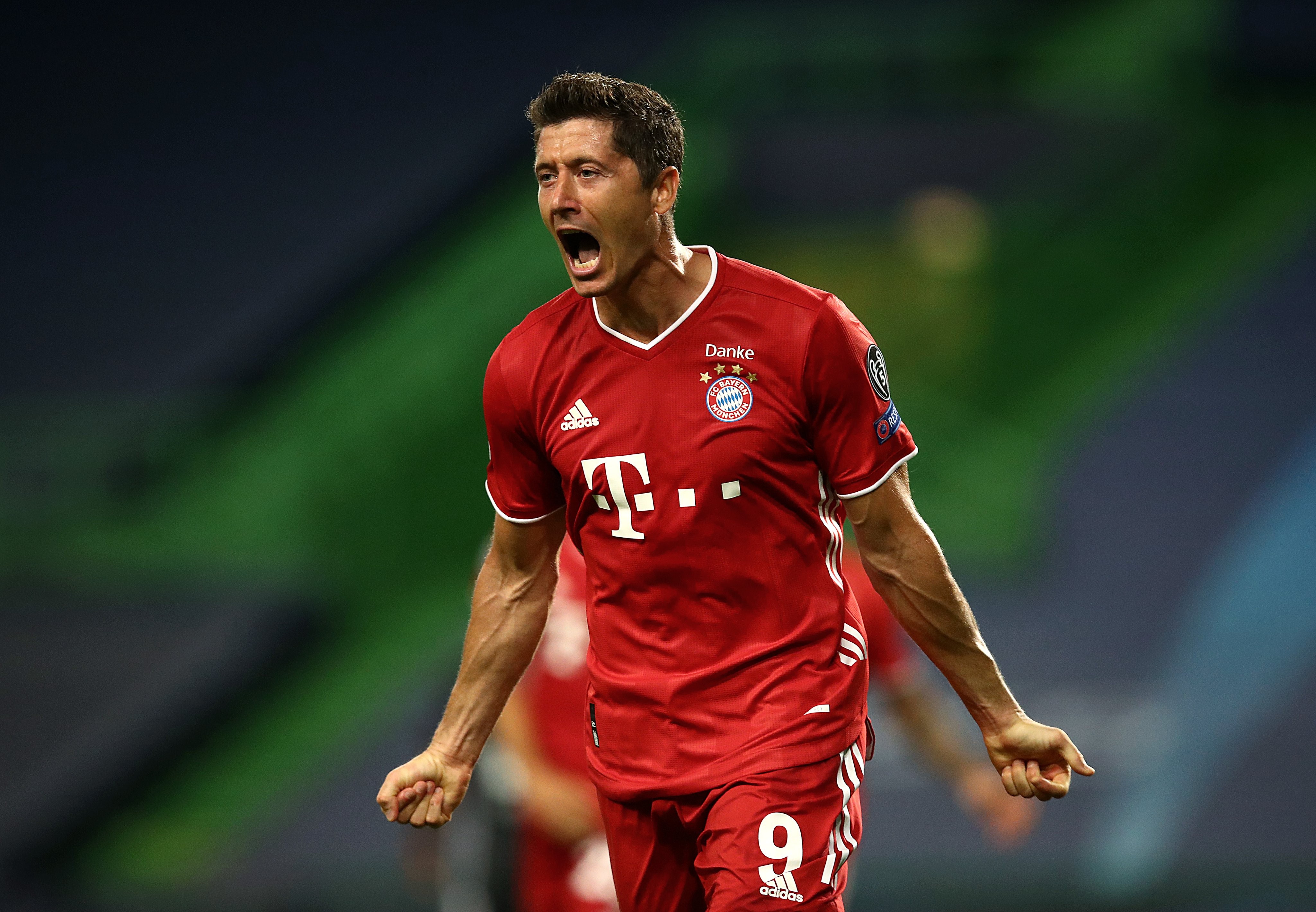 在与新西兰女足的友谊赛中，克尔受邀在一位球迷的孕肚上签名