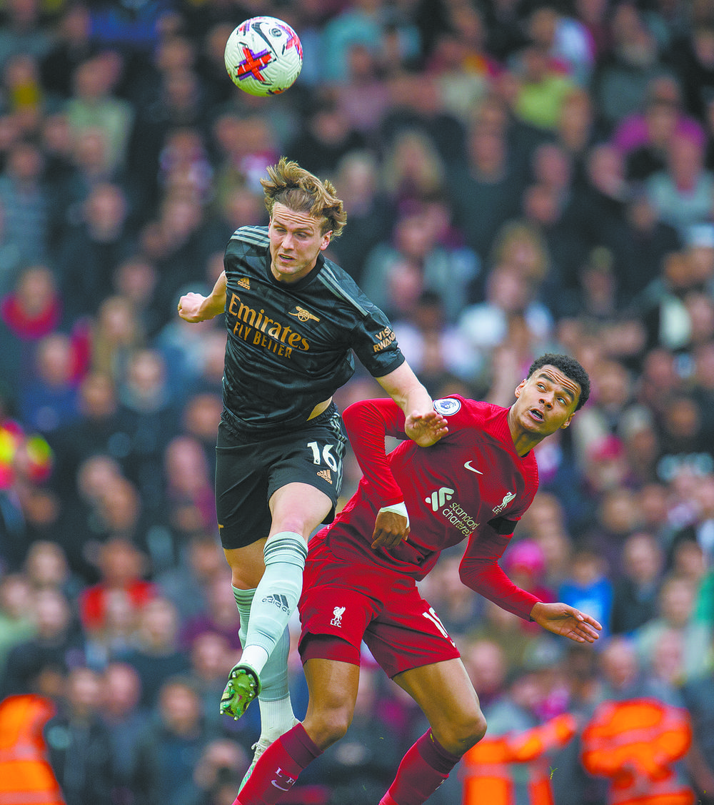 热刺全队已经抵达韩国，孙兴慜、梁民革举韩国国旗合照