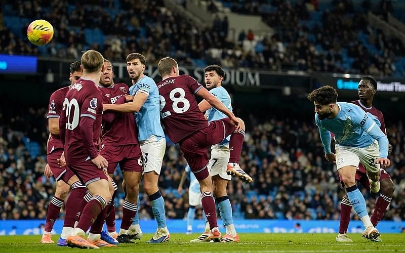 查洛巴问答：在足球界第一个朋友是芒特；第一件球衣是大罗的